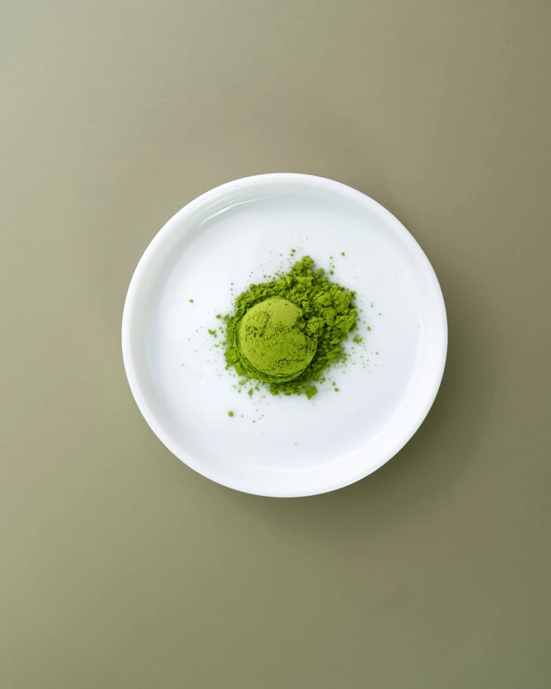 Matcha Kami na białym talerzyku