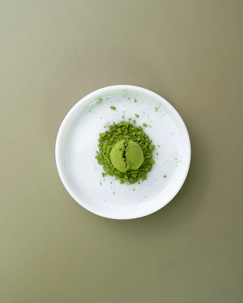 Matcha Kajuaru na białym talerzyku