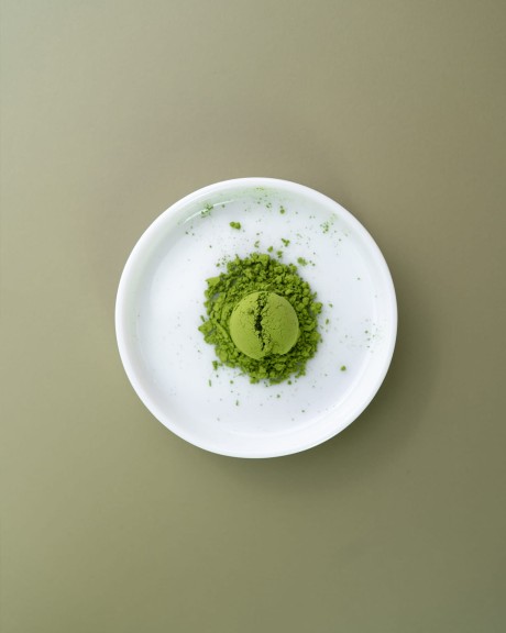 Matcha Kajuaru na białym talerzyku