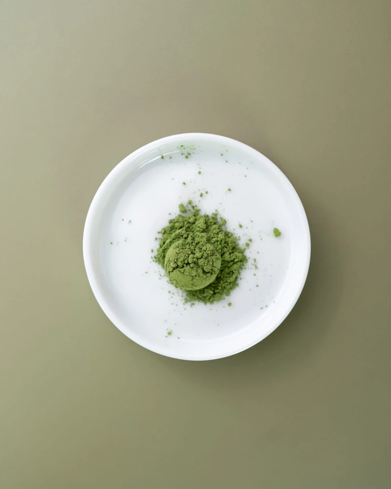 Matcha Shibui na białym talerzyku