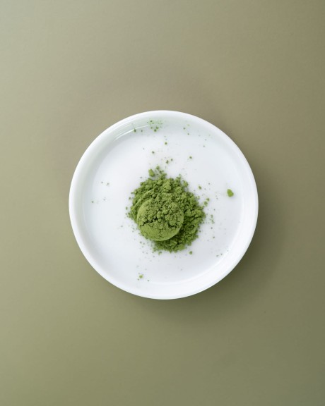 Matcha Shibui na białym talerzyku
