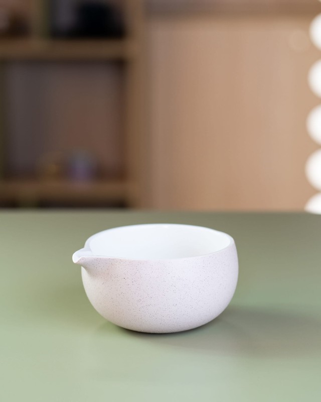 Kremowa ceramiczna czarka do matchy Let's Blend z dzióbkiem do wylewania