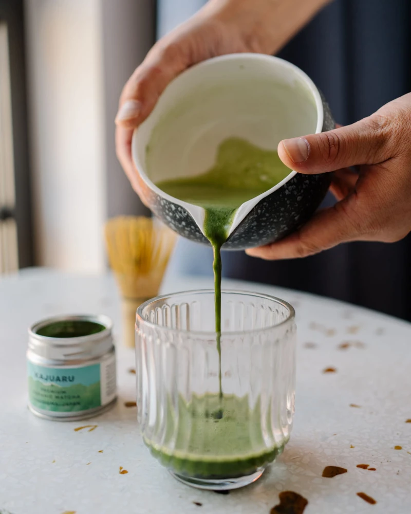 Przelewanie herbaty matcha z ceramicznej czarki Let's Blend do szklanki