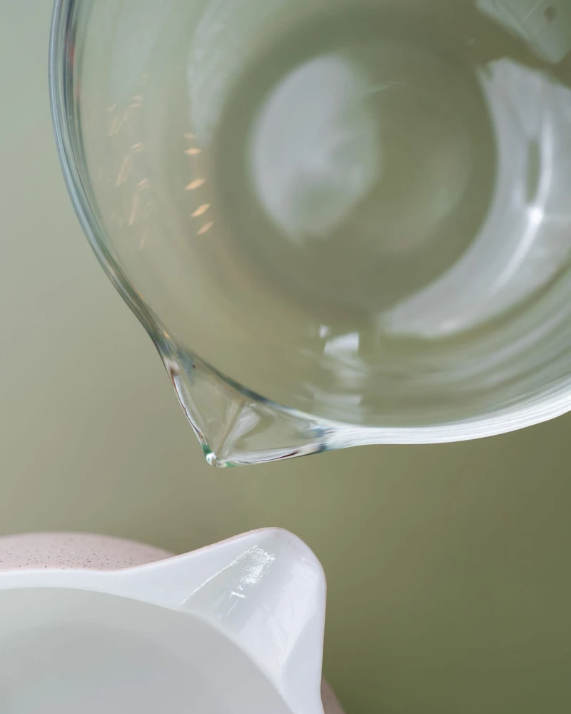 Kremowa i szklana ceramiczna czarka do matchy Let's Blend z dzióbkiem do wylewania