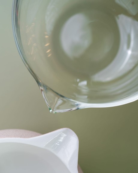 Kremowa i szklana ceramiczna czarka do matchy Let's Blend z dzióbkiem do wylewania
