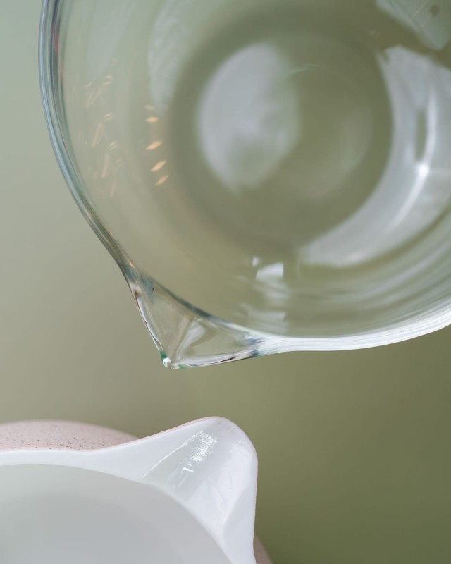 Kremowa i szklana ceramiczna czarka do matchy Let's Blend z dzióbkiem do wylewania