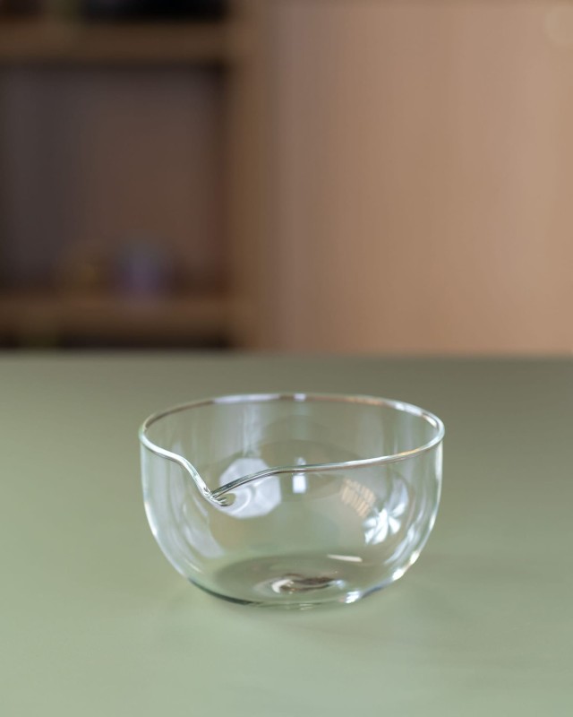 Szklana ceramiczna czarka do matchy Let's Blend z dzióbkiem do wylewania