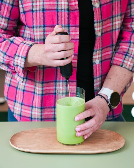 Spieniacz elektryczny Let's Blend w użyciu – spienianie matchy do latte w szklance