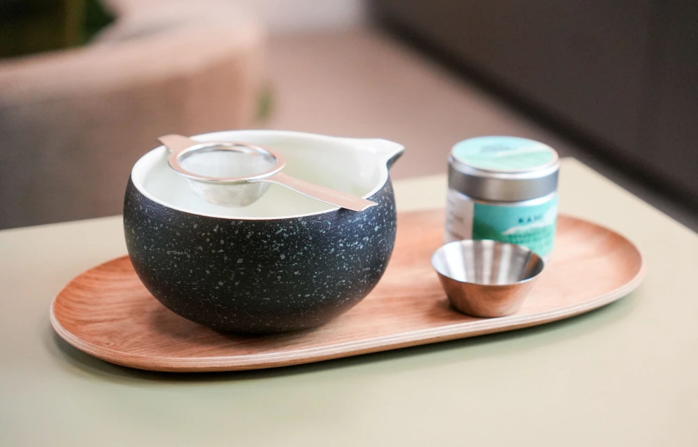 Czarna ceramiczna czarka do matchy Let's Blend z sitkiem, puszką matchy Kami i miarką na drewnianej tacy