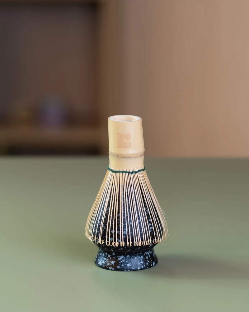 Bambusowa trzepaczka Chasen do matchy Let's Blend stojąca na ceramicznym stojaku