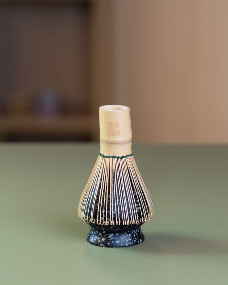 Bambusowa trzepaczka Chasen do matchy Let's Blend stojąca na ceramicznym stojaku