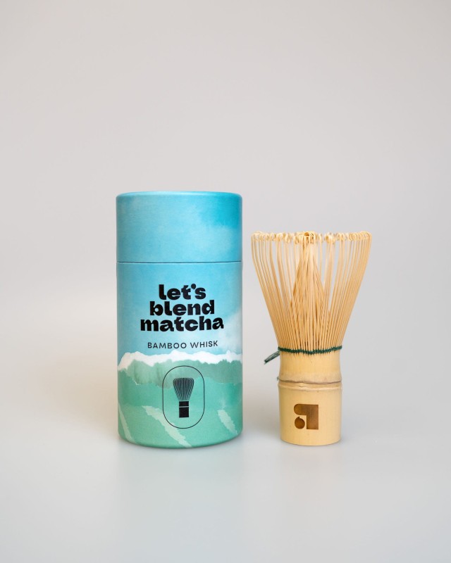 Bambusowa trzepaczka do matchy Chasen Let's Blend obok opakowania
