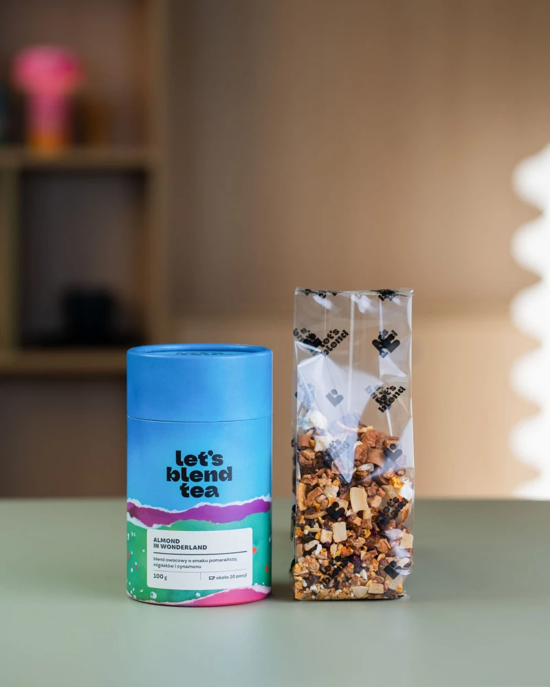 Blend owocowy Almond in Wonderland – tuba obok przezroczystej torebki z blendem