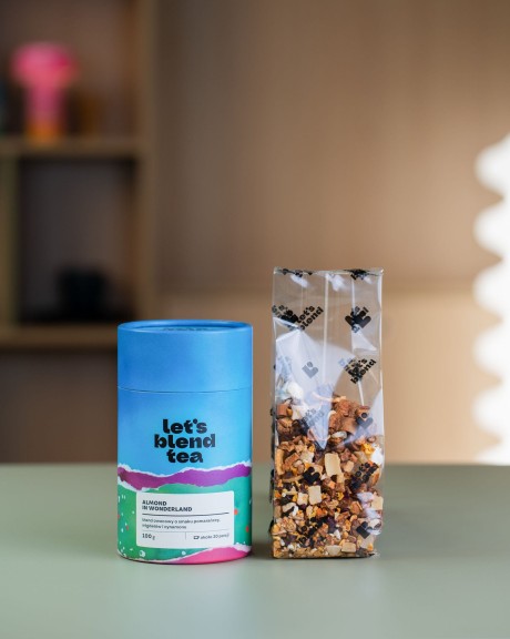 Blend owocowy Almond in Wonderland – tuba obok przezroczystej torebki z blendem