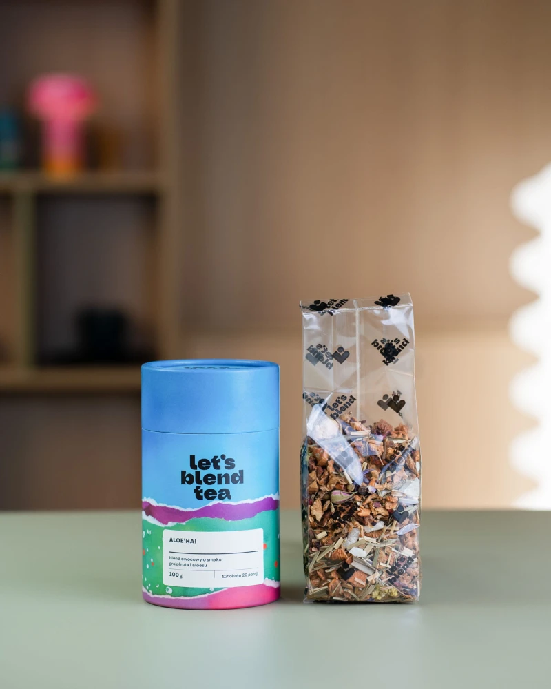 Blend owocowy Aloe’ha! – tuba obok przezroczystej torebki z blendem