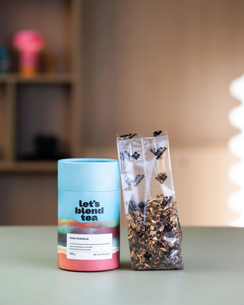 Tuba czarnej herbaty Chai Masala Let's Blend obok otwartej torebki z liśćmi herbaty