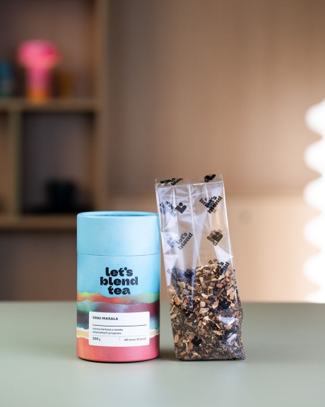 Tuba czarnej herbaty Chai Masala Let's Blend obok otwartej torebki z liśćmi herbaty