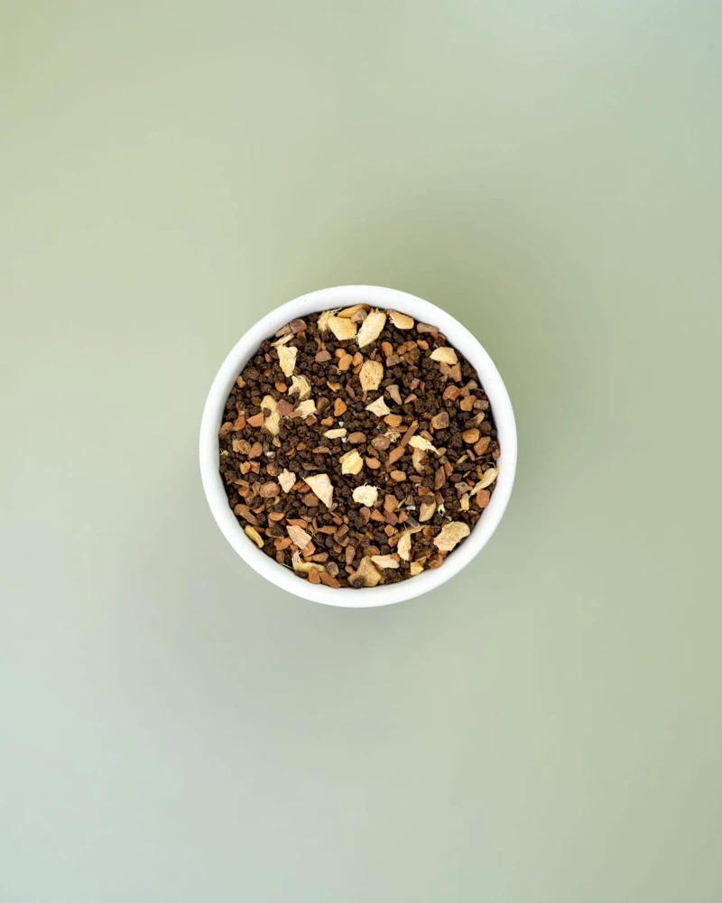 Czarna herbata o smaku orientalnych przypraw Chai Masala w białej miseczce