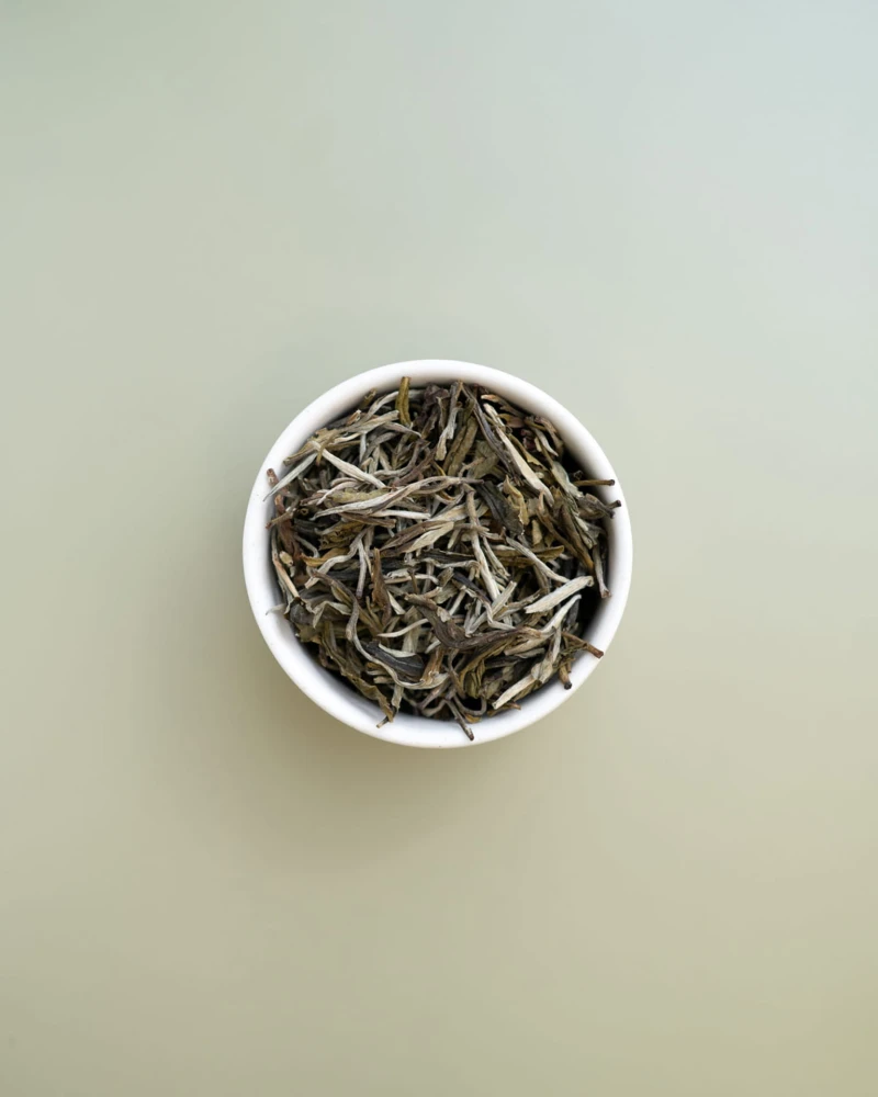 Biała herbata, delikatna i kwiecista  China Pine Needles w białej miseczce