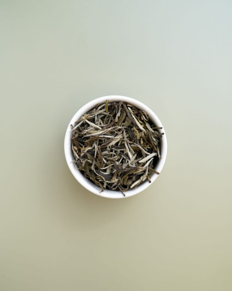 Biała herbata, delikatna i kwiecista  China Pine Needles w białej miseczce