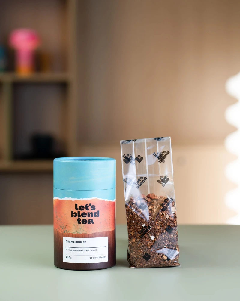 Tuba rooibos Creme Brulee Let's Blend obok otwartej torebki z liśćmi herbaty