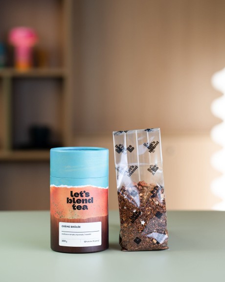 Tuba rooibos Creme Brulee Let's Blend obok otwartej torebki z liśćmi herbaty