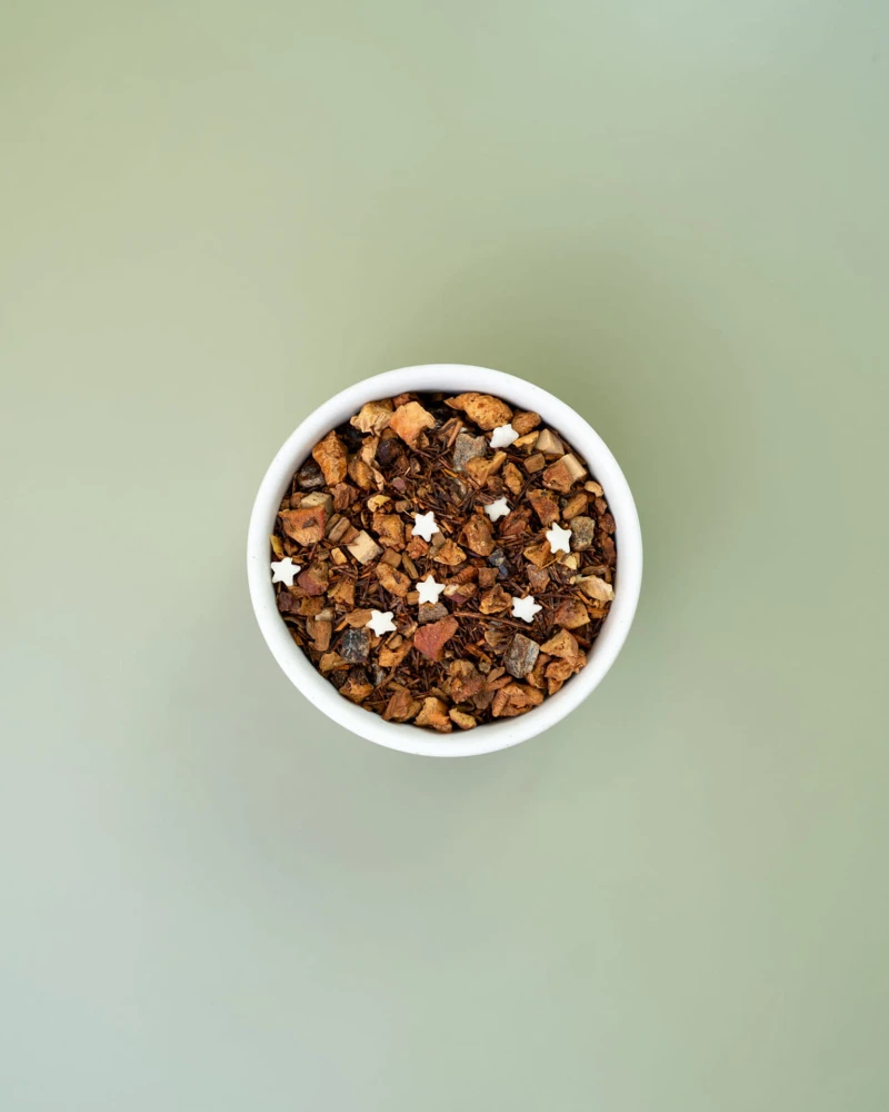 Rooibos o smaku karmelu i wanilii Creme Brulee w białej miseczce