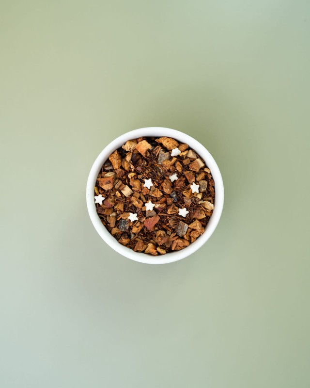 Rooibos o smaku karmelu i wanilii Creme Brulee w białej miseczce