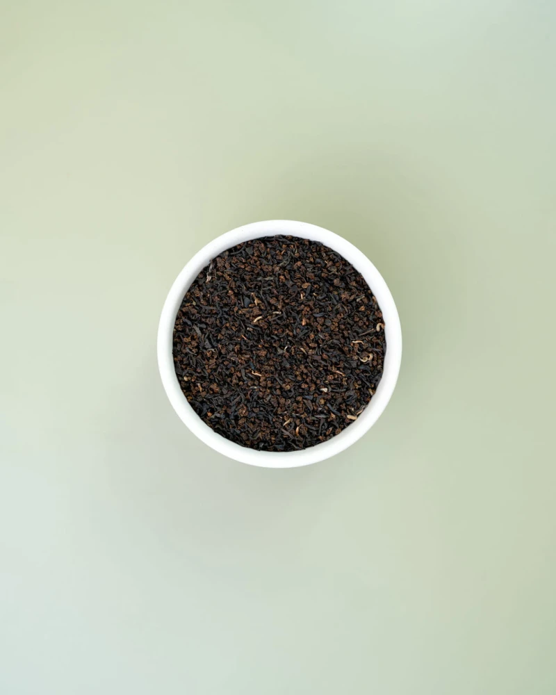 Blend herbat z Ceylonu i Darjeelingu English Breakfast w białej miseczce
