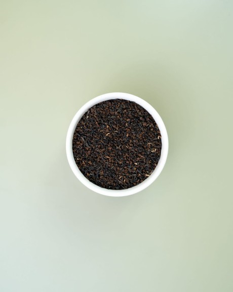 Blend herbat z Ceylonu i Darjeelingu English Breakfast w białej miseczce