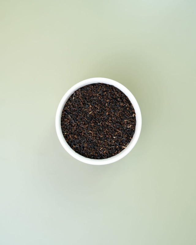 Blend herbat z Ceylonu i Darjeelingu English Breakfast w białej miseczce