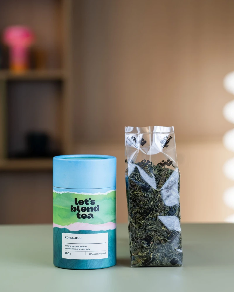 Zielona herbata z wulkanicznej wyspy Jeju - Korea Jeju Organic - tuba obok otwartej torebki z liśćmi herbaty