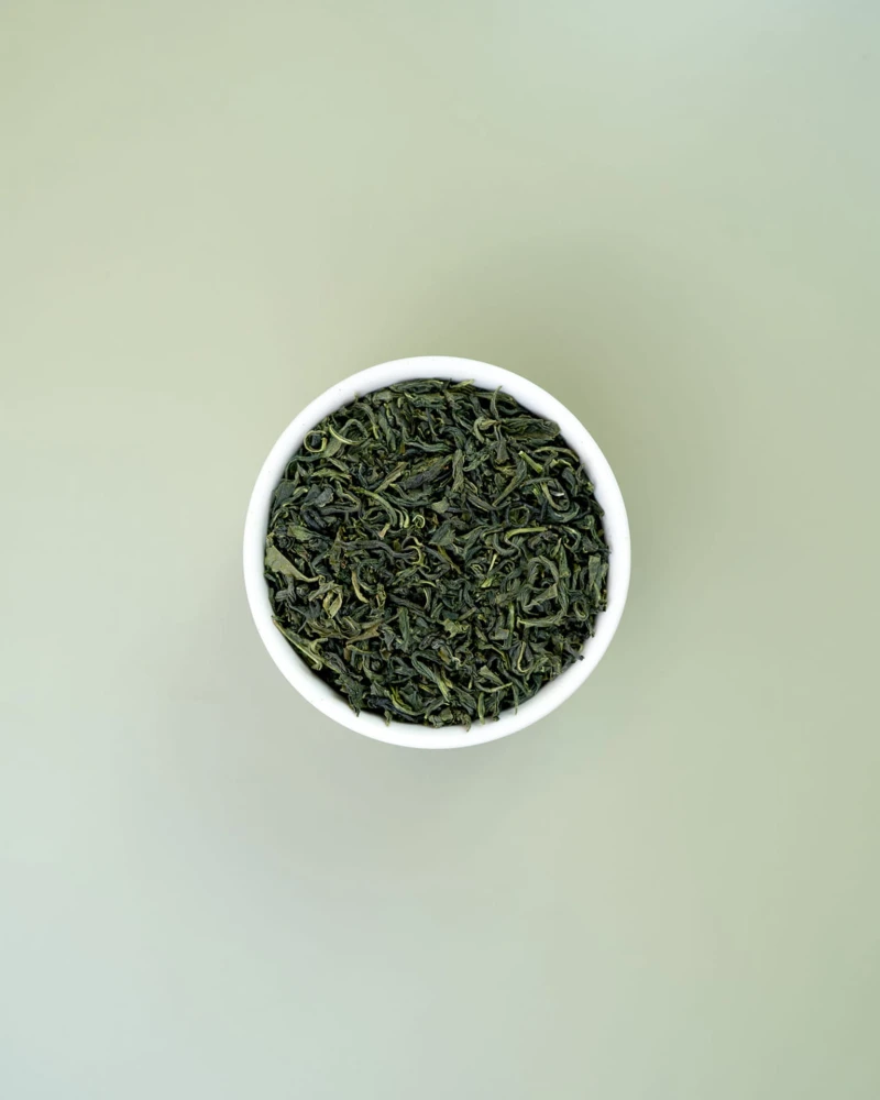Zielona herbata z wulkanicznej wyspy Jeju - Korea Jeju Organic w białej miseczce