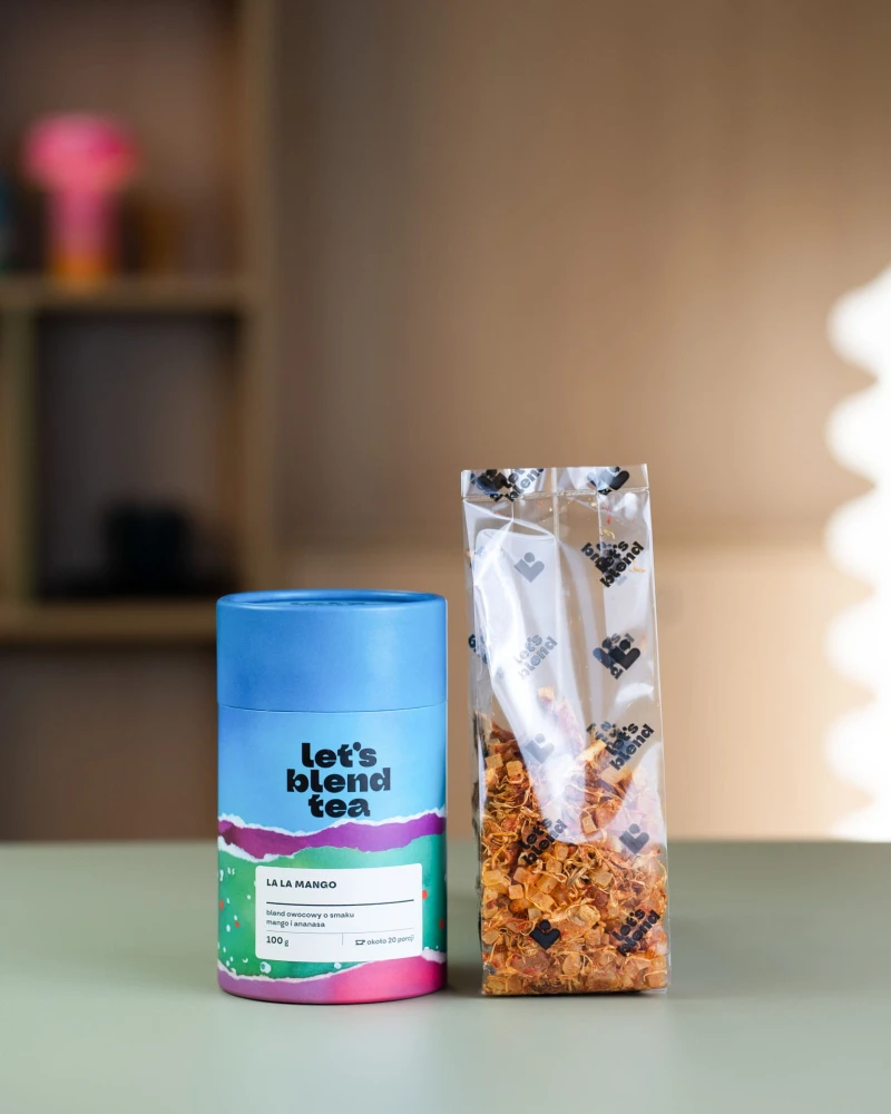 Blend owocowy o smaku mango i ananasa La La Mango – tuba obok przezroczystej torebki z blendem