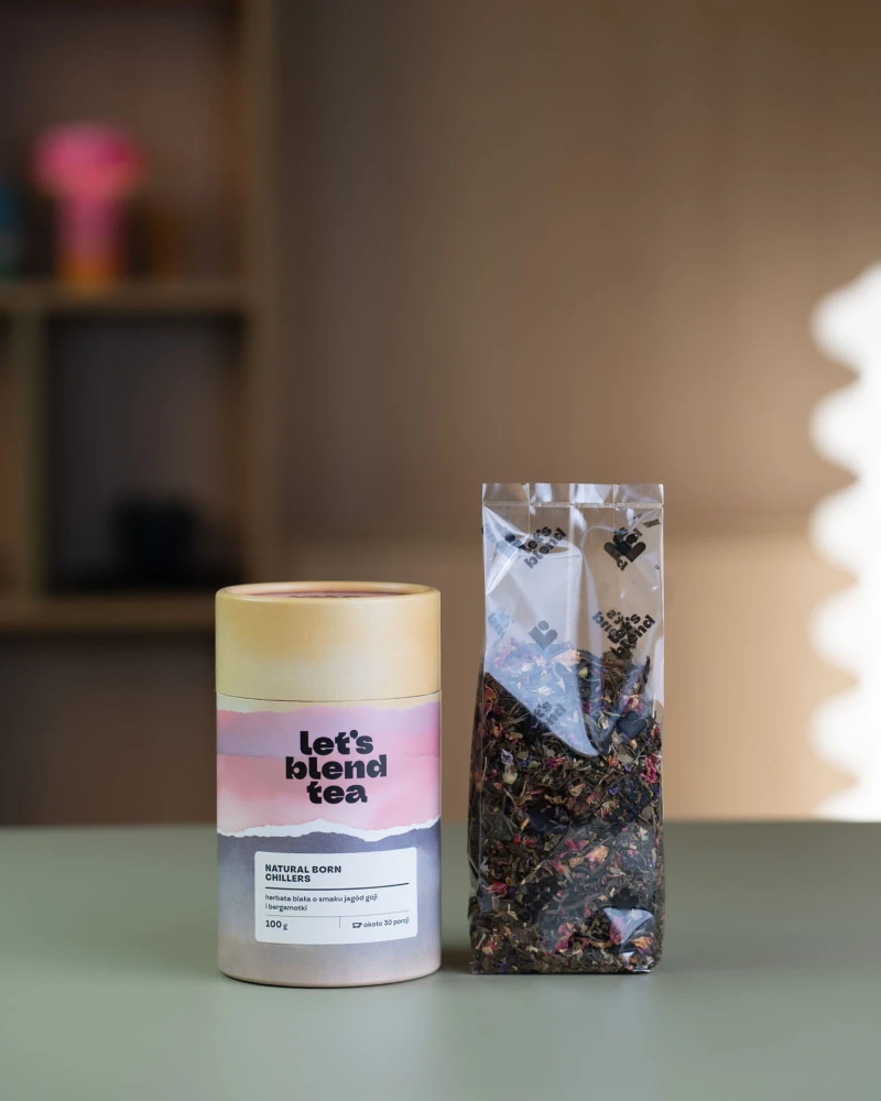 Biała herbata o smaku jagód goji i bergamotki Natural Born Chillers obok otwartej torebki z liśćmi herbaty