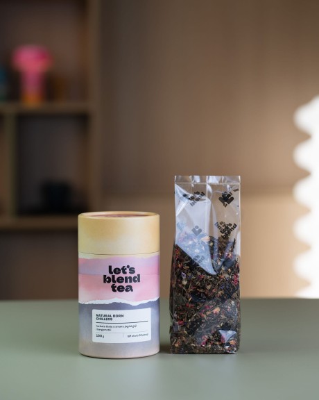 Biała herbata o smaku jagód goji i bergamotki Natural Born Chillers obok otwartej torebki z liśćmi herbaty