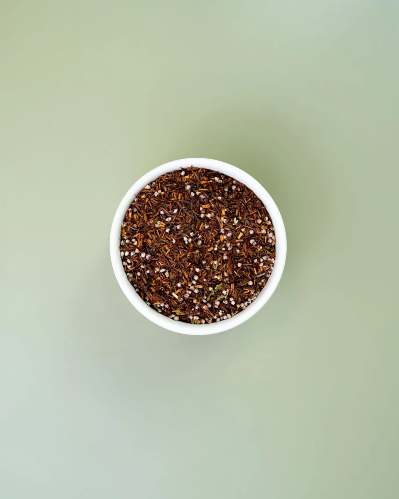 Rooibos o smaku truskawek i wiśni  Sleepless in Paris w białej miseczce