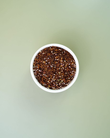Rooibos o smaku truskawek i wiśni  Sleepless in Paris w białej miseczce