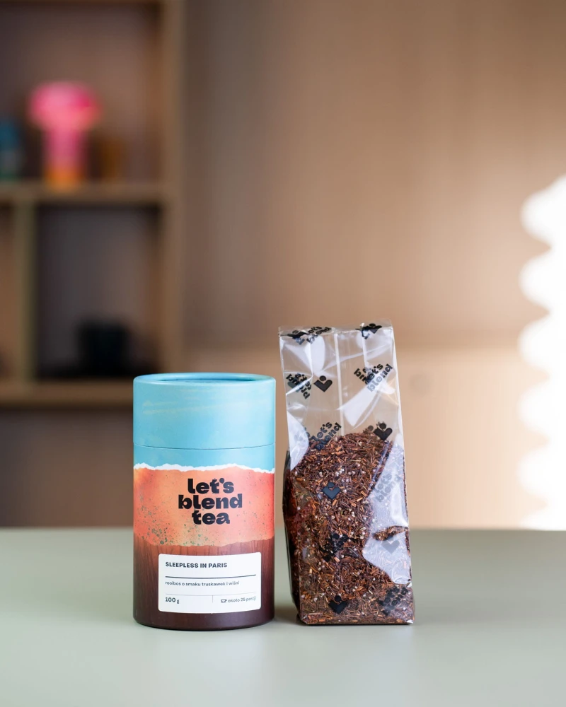 Tuba rooibos Sleepless in Paris Let's Blend obok otwartej torebki z liśćmi herbaty