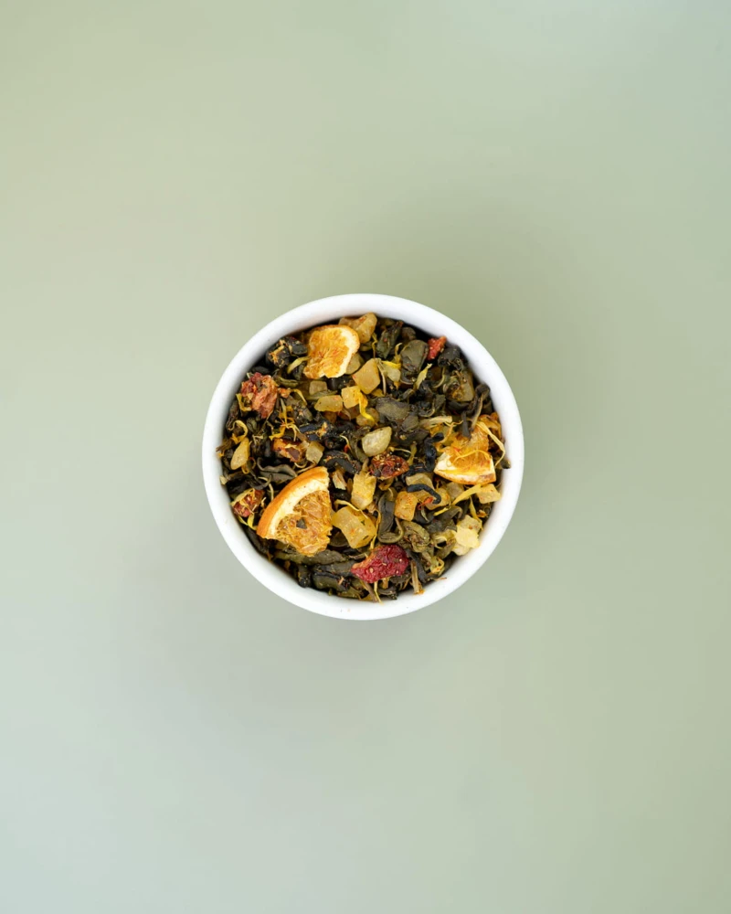 Herbata zielona o smaku mango, ananasa i pomarańczy Tropic like it's Hot w białej miseczce