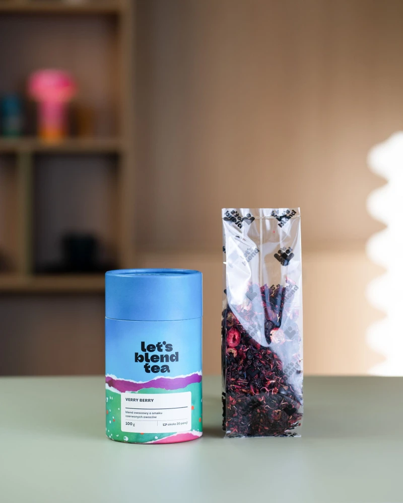 Blend owocowy Verry Berry – tuba obok przezroczystej torebki z blendem