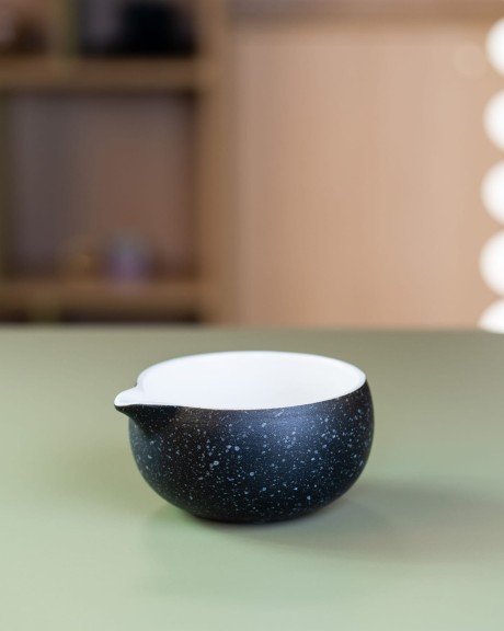 Czarna ceramiczna czarka do matchy Let's Blend z dzióbkiem do wylewania