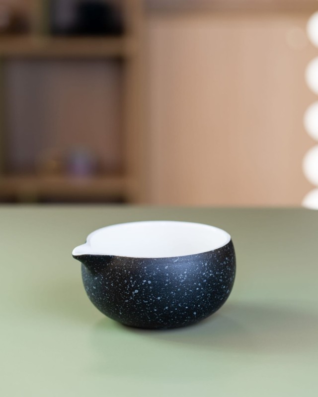 Czarna ceramiczna czarka do matchy Let's Blend z dzióbkiem do wylewania