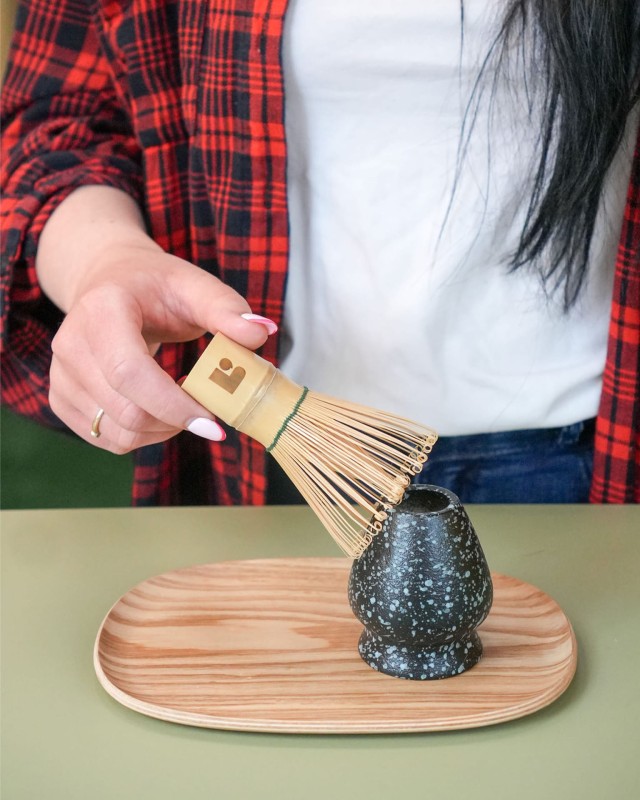 Bambusowa trzepaczka Chasen Let's Blend na czarnym ceramicznym stojaku na chasen