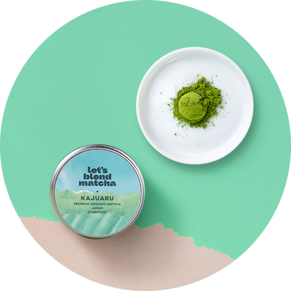 Sproszkowana matcha na talerzyku obok puszki Let's Blend Matcha Kajuaru